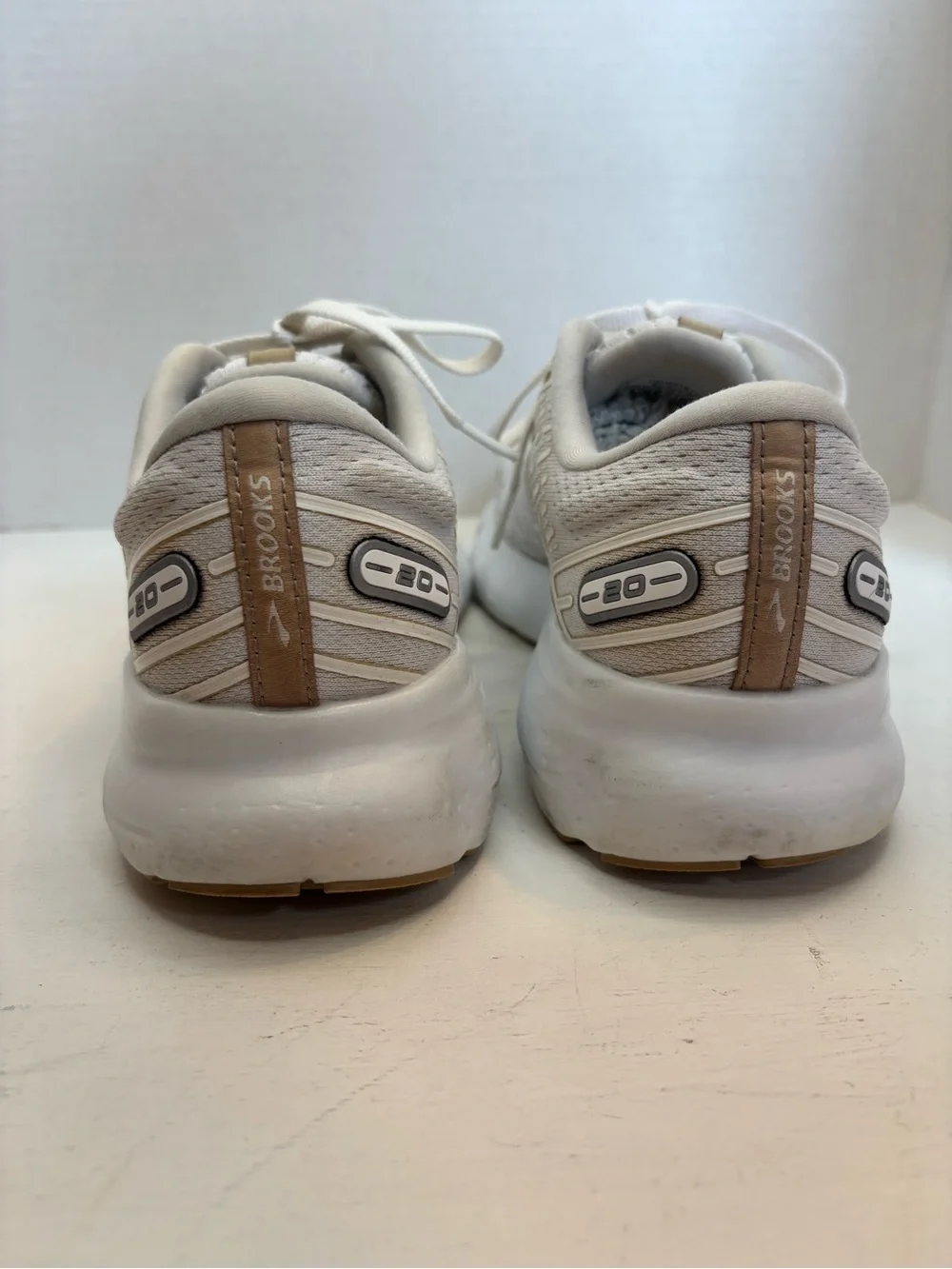 Brooks lightweight white